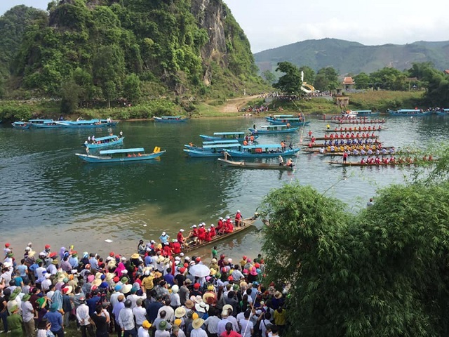Rộn ràng Hội thi cá trắm và đua thuyền sông Son - 1 Rộn ràng Hội thi cá trắm và đua thuyền sông Son - 1