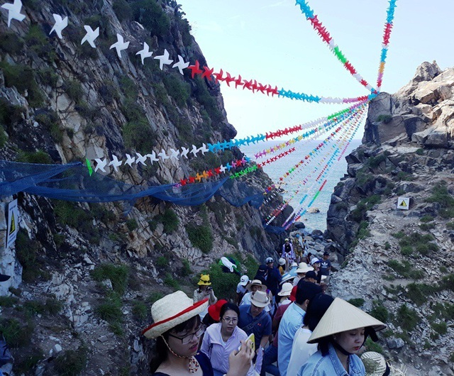 Làng chài căng mình đón khách: “Khách đông nhưng không chặt chém” - 5 Làng chài căng mình đón khách: “Khách đông nhưng không chặt chém” - 5