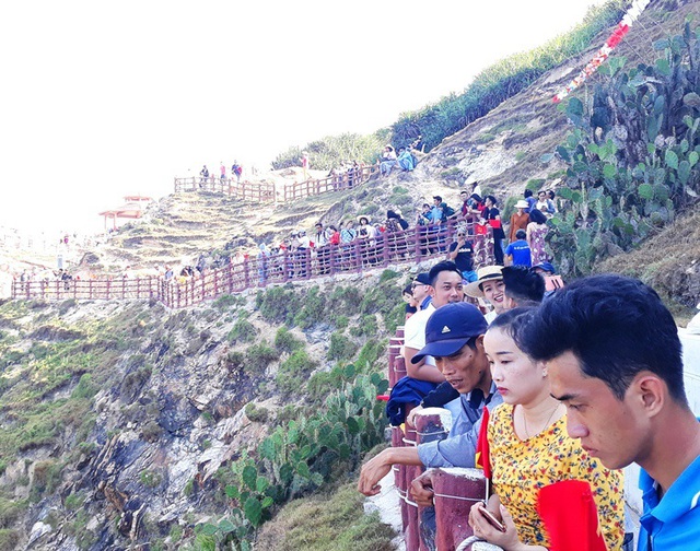 Làng chài căng mình đón khách: “Khách đông nhưng không chặt chém” - 1 Làng chài căng mình đón khách: “Khách đông nhưng không chặt chém” - 1