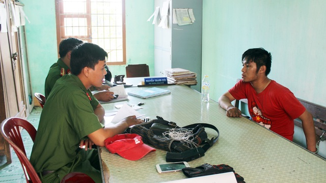 Khởi tố vụ án dùng súng điện cướp tiệm vàng - 1