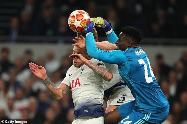 Vertonghen đổ máu trong ngày Tottenham bại trận trước Ajax - 1 Vertonghen đổ máu trong ngày Tottenham bại trận trước Ajax - 1