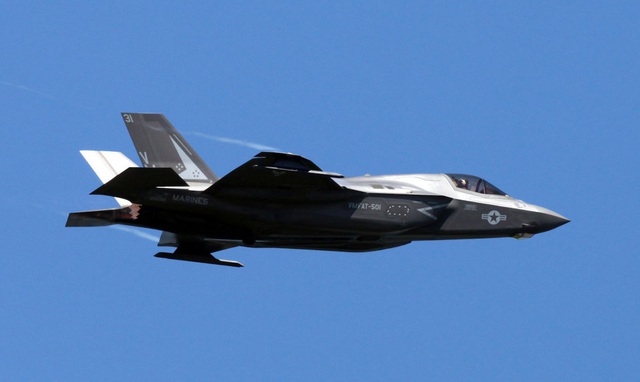 “Tia chớp” F-35 nhào lộn 12 động tác mãn nhãn trên bầu trời Mỹ - 5