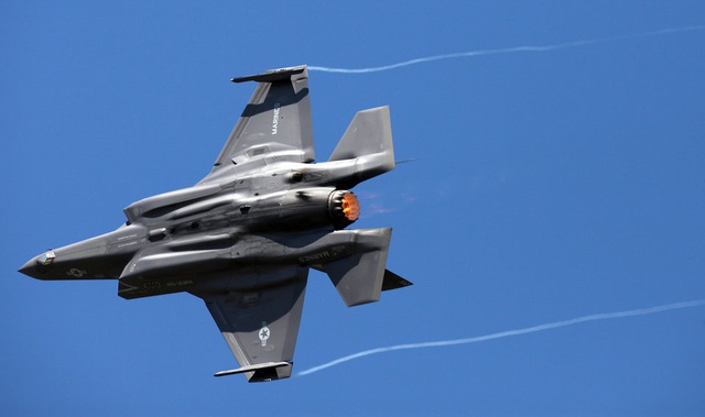 “Tia chớp” F-35 nhào lộn 12 động tác mãn nhãn trên bầu trời Mỹ - 2