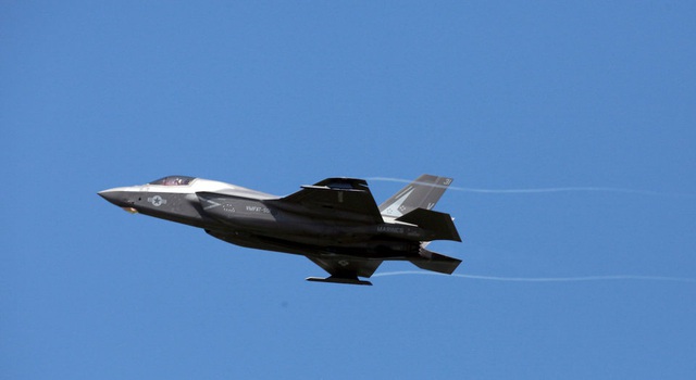 “Tia chớp” F-35 nhào lộn 12 động tác mãn nhãn trên bầu trời Mỹ - 3