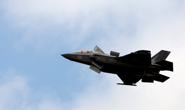 “Tia chớp” F-35 nhào lộn 12 động tác mãn nhãn trên bầu trời Mỹ - 4