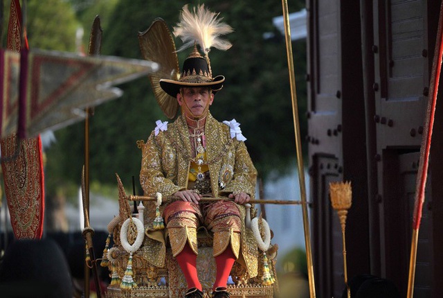 Quốc vương Thái Lan ngồi kiệu dát vàng 16 người khiêng trong lễ rước đăng quang - 1 Quốc vương Thái Lan ngồi kiệu dát vàng 16 người khiêng trong lễ rước đăng quang - 1