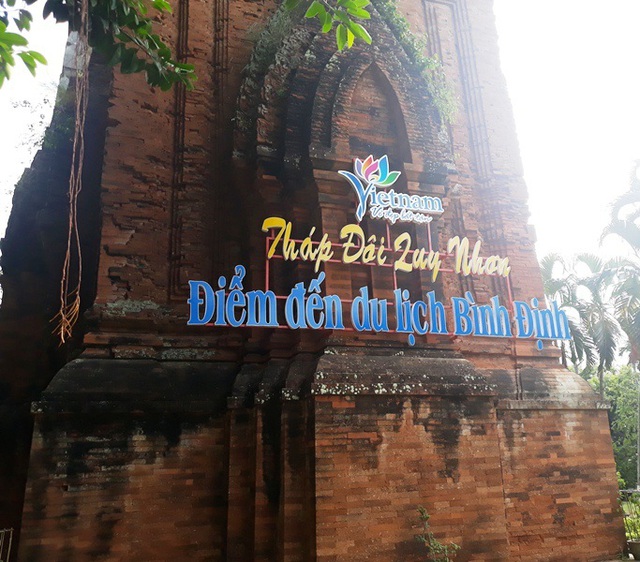 Tháp Chăm ngàn năm tuổi bị khoan đục để treo biển quảng bá du lịch - 1 Tháp Chăm ngàn năm tuổi bị khoan đục để treo biển quảng bá du lịch - 1