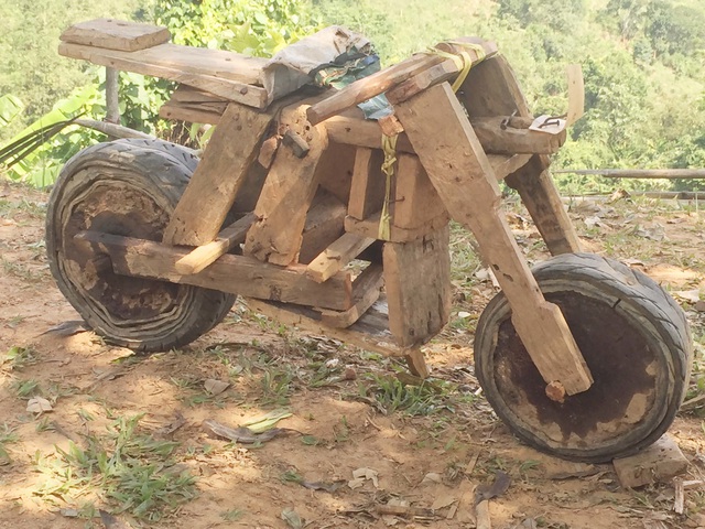 Lạ mắt chiếc xe “siêu độc” của cậu bé lớp 3 người Vân Kiều - 5 Lạ mắt chiếc xe “siêu độc” của cậu bé lớp 3 người Vân Kiều - 5