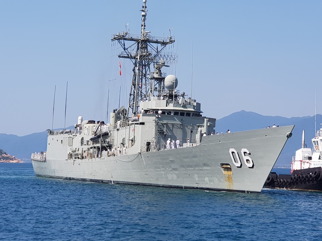 Hai chiến hạm Hải quân Úc chính thức thăm Cam Ranh - 2