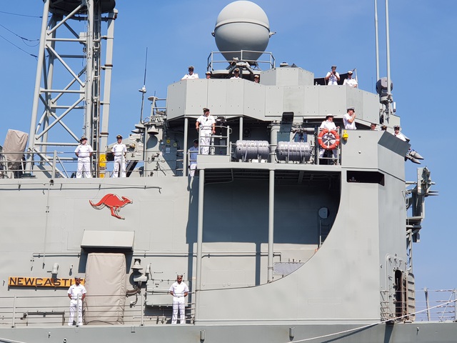 Hai chiến hạm Hải quân Úc chính thức thăm Cam Ranh - 4
