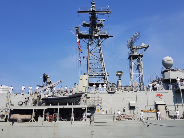Hai chiến hạm Hải quân Úc chính thức thăm Cam Ranh - 3