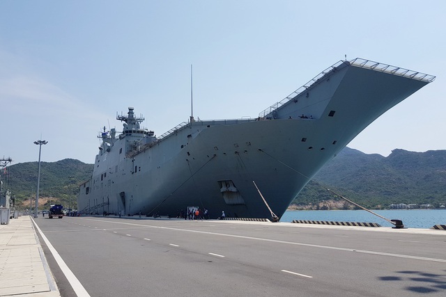 D&agrave;n trực thăng hiện đại tr&ecirc;n t&agrave;u đổ bộ lớn nhất Hải qu&acirc;n &Uacute;c đang ở Cam Ranh - 1