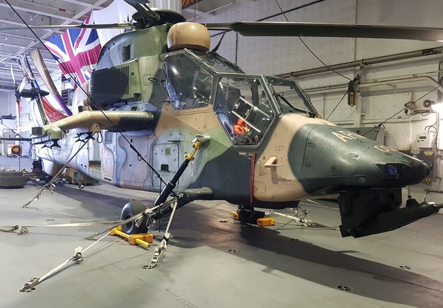 D&agrave;n trực thăng hiện đại tr&ecirc;n t&agrave;u đổ bộ lớn nhất Hải qu&acirc;n &Uacute;c đang ở Cam Ranh - 3