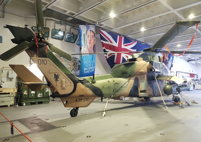 D&agrave;n trực thăng hiện đại tr&ecirc;n t&agrave;u đổ bộ lớn nhất Hải qu&acirc;n &Uacute;c đang ở Cam Ranh - 2