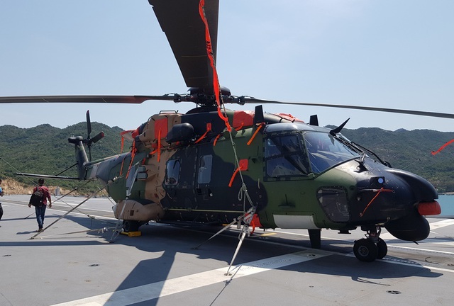 D&agrave;n trực thăng hiện đại tr&ecirc;n t&agrave;u đổ bộ lớn nhất Hải qu&acirc;n &Uacute;c đang ở Cam Ranh - 4