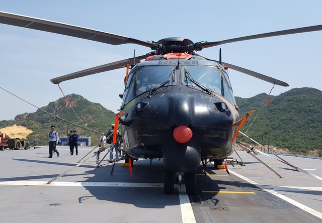 D&agrave;n trực thăng hiện đại tr&ecirc;n t&agrave;u đổ bộ lớn nhất Hải qu&acirc;n &Uacute;c đang ở Cam Ranh - 5