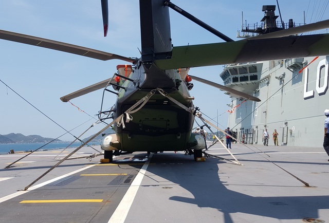 D&agrave;n trực thăng hiện đại tr&ecirc;n t&agrave;u đổ bộ lớn nhất Hải qu&acirc;n &Uacute;c đang ở Cam Ranh - 7
