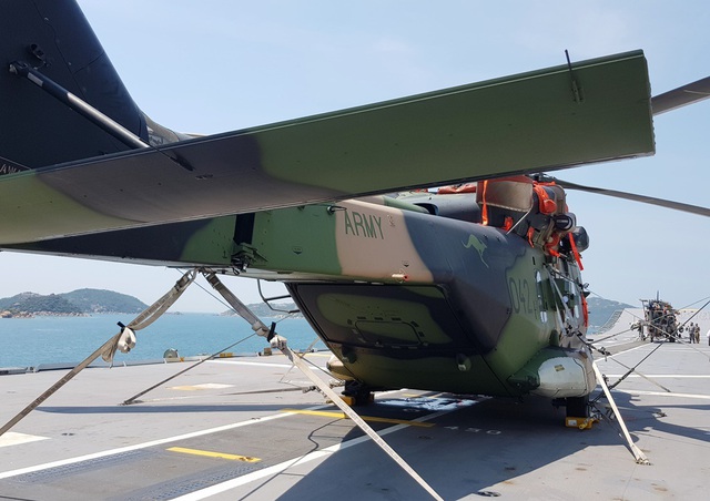 D&agrave;n trực thăng hiện đại tr&ecirc;n t&agrave;u đổ bộ lớn nhất Hải qu&acirc;n &Uacute;c đang ở Cam Ranh - 6