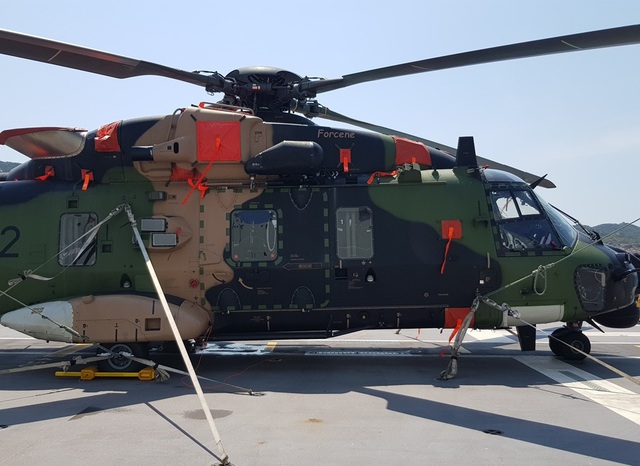 D&agrave;n trực thăng hiện đại tr&ecirc;n t&agrave;u đổ bộ lớn nhất Hải qu&acirc;n &Uacute;c đang ở Cam Ranh - 8
