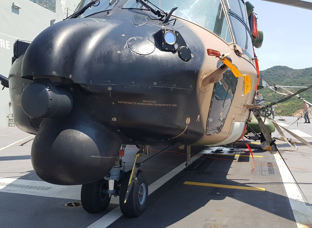 D&agrave;n trực thăng hiện đại tr&ecirc;n t&agrave;u đổ bộ lớn nhất Hải qu&acirc;n &Uacute;c đang ở Cam Ranh - 9