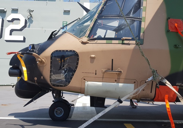 D&agrave;n trực thăng hiện đại tr&ecirc;n t&agrave;u đổ bộ lớn nhất Hải qu&acirc;n &Uacute;c đang ở Cam Ranh - 10