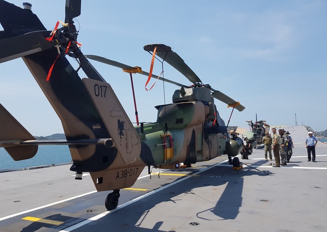D&agrave;n trực thăng hiện đại tr&ecirc;n t&agrave;u đổ bộ lớn nhất Hải qu&acirc;n &Uacute;c đang ở Cam Ranh - 12