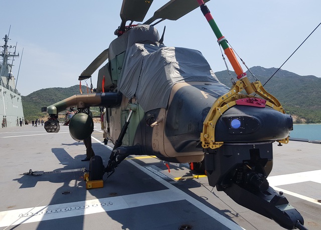 D&agrave;n trực thăng hiện đại tr&ecirc;n t&agrave;u đổ bộ lớn nhất Hải qu&acirc;n &Uacute;c đang ở Cam Ranh - 11