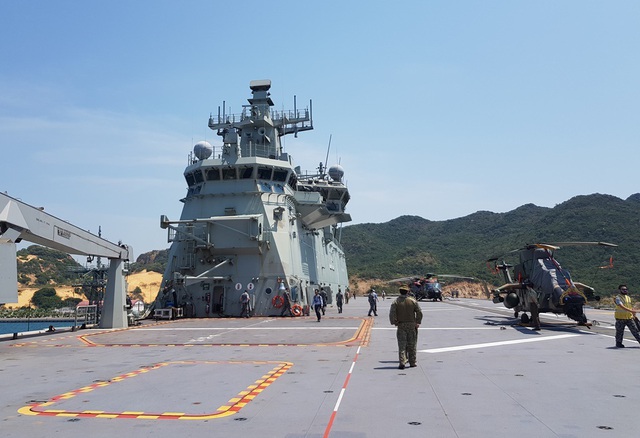 D&agrave;n trực thăng hiện đại tr&ecirc;n t&agrave;u đổ bộ lớn nhất Hải qu&acirc;n &Uacute;c đang ở Cam Ranh - 13