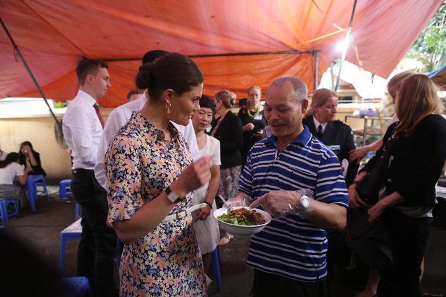 Công chúa Thụy Điển thưởng thức bún bò Nam Bộ tại quán ăn bình dân - 6