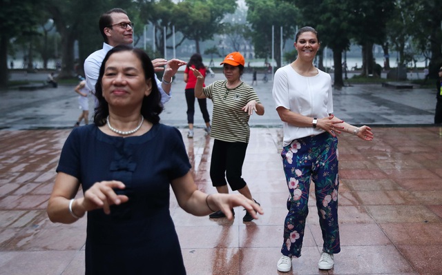 Công chúa Thụy Điển tập thể dục cùng người dân Hà Nội ở Hồ Gươm - 1