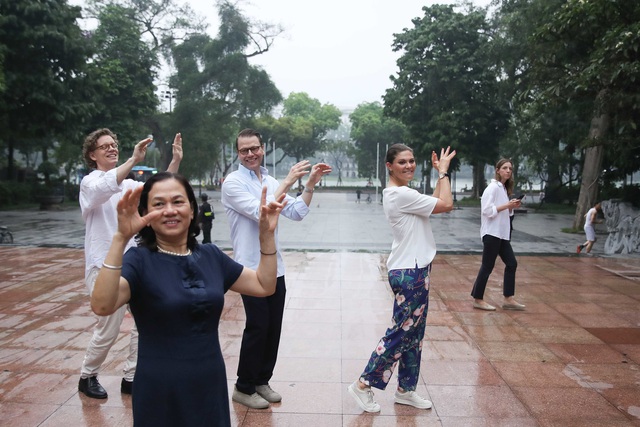 Công chúa Thụy Điển tập thể dục cùng người dân Hà Nội ở Hồ Gươm - 3