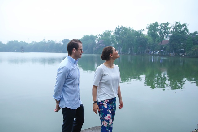 Công chúa Thụy Điển tập thể dục cùng người dân Hà Nội ở Hồ Gươm - 10