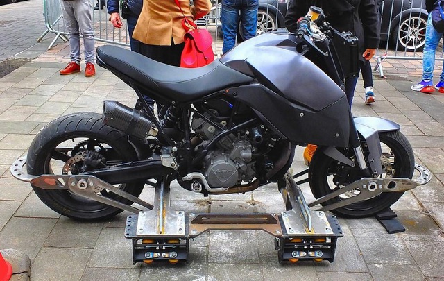 Hé lộ dàn xe thập cẩm trong phần mới của bom tấn Fast Furious - 8 Hé lộ dàn xe thập cẩm trong phần mới của bom tấn Fast Furious - 8