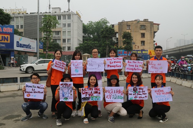 H&agrave; Nội: Sinh vi&ecirc;n xuống đường truyền th&ocirc;ng điệp &ldquo;n&oacute;i kh&ocirc;ng&rdquo; với t&uacute;i nilon - 2