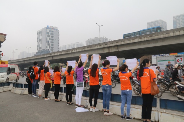 H&agrave; Nội: Sinh vi&ecirc;n xuống đường truyền th&ocirc;ng điệp &ldquo;n&oacute;i kh&ocirc;ng&rdquo; với t&uacute;i nilon - 3