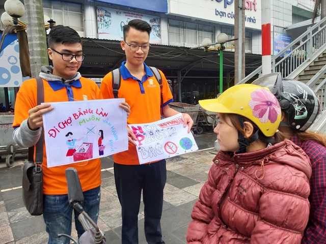 H&agrave; Nội: Sinh vi&ecirc;n xuống đường truyền th&ocirc;ng điệp &ldquo;n&oacute;i kh&ocirc;ng&rdquo; với t&uacute;i nilon - 5