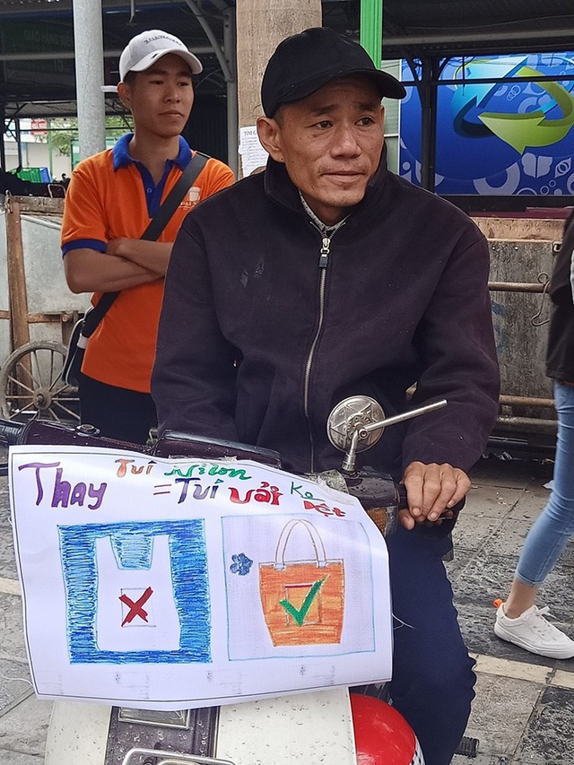 H&agrave; Nội: Sinh vi&ecirc;n xuống đường truyền th&ocirc;ng điệp &ldquo;n&oacute;i kh&ocirc;ng&rdquo; với t&uacute;i nilon - 6