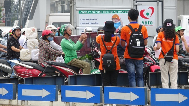 H&agrave; Nội: Sinh vi&ecirc;n xuống đường truyền th&ocirc;ng điệp &ldquo;n&oacute;i kh&ocirc;ng&rdquo; với t&uacute;i nilon - 7