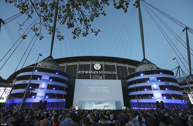 Man City đưa cúp vô địch về ăn mừng tại Etihad trong đêm - 1 Man City đưa cúp vô địch về ăn mừng tại Etihad trong đêm - 1