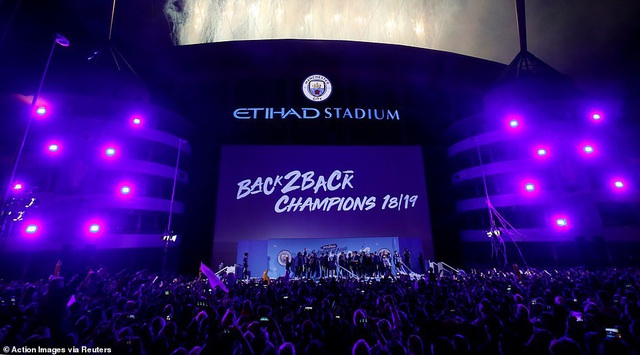 Man City đưa cúp vô địch về ăn mừng tại Etihad trong đêm - 4 Man City đưa cúp vô địch về ăn mừng tại Etihad trong đêm - 4