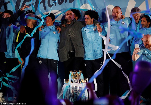 Man City đưa cúp vô địch về ăn mừng tại Etihad trong đêm - 9 Man City đưa cúp vô địch về ăn mừng tại Etihad trong đêm - 9