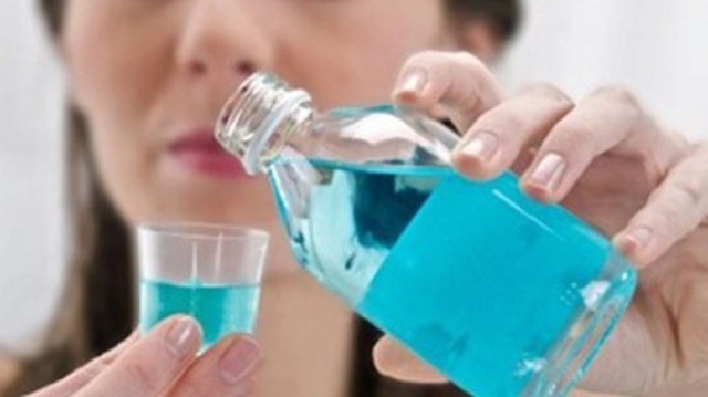 Có nên dùng nước súc miệng thay thế kem đánh răng? - 1 Có nên dùng nước súc miệng thay thế kem đánh răng? - 1