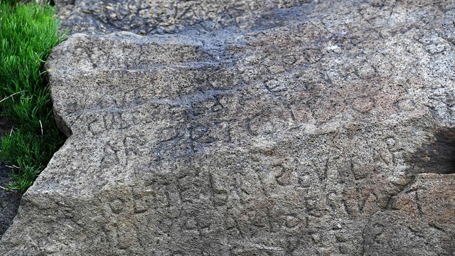 Ngôi làng chi mạnh 2000 Euro để giải mã ký tự lạ trên phiến đá 230 năm tuổi - 1