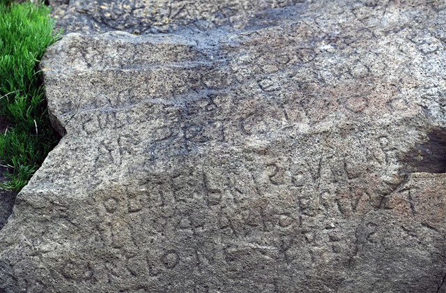 Bí ẩn mật mã 230 năm tuổi được khắc trên một tảng đá ở Pháp - 1