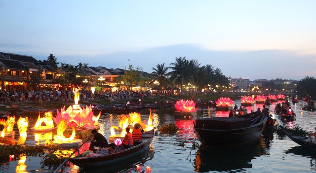 7 đóa sen khổng lồ trên sông Hoài 7 đóa sen khổng lồ trên sông Hoài