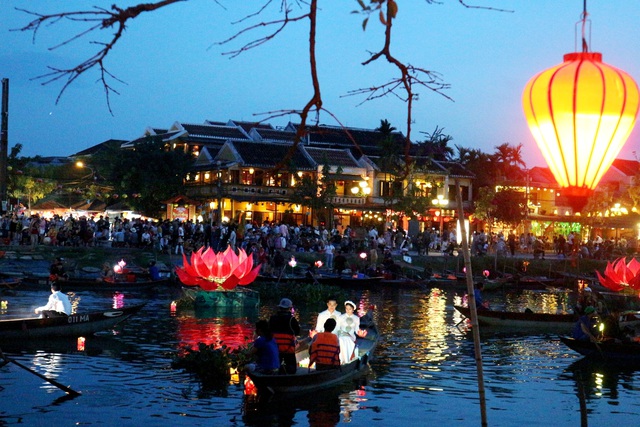 7 đóa sen khổng lồ trên sông Hoài 7 đóa sen khổng lồ trên sông Hoài