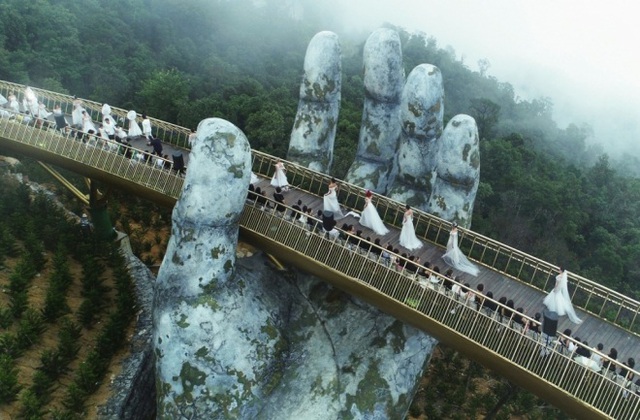 Đạo diễn làm nên kì tích Cầu Vàng hé lộ sàn catwalk không tưởng giữa Vịnh Hạ Long - 10 Đạo diễn làm nên kì tích Cầu Vàng hé lộ sàn catwalk không tưởng giữa Vịnh Hạ Long - 10