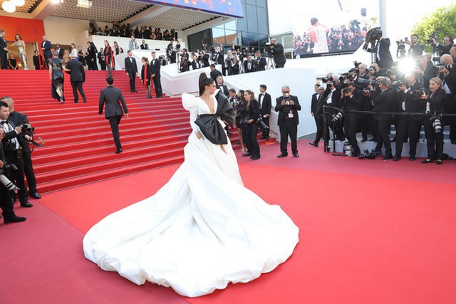 Minh tinh Ấn Độ Deepika Padukone tỏa sáng trên thảm đỏ LHP Cannes - 5 Minh tinh Ấn Độ Deepika Padukone tỏa sáng trên thảm đỏ LHP Cannes - 5