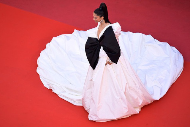 Minh tinh Ấn Độ Deepika Padukone tỏa sáng trên thảm đỏ LHP Cannes - 9 Minh tinh Ấn Độ Deepika Padukone tỏa sáng trên thảm đỏ LHP Cannes - 9