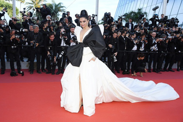 Minh tinh Ấn Độ Deepika Padukone tỏa sáng trên thảm đỏ LHP Cannes - 1 Minh tinh Ấn Độ Deepika Padukone tỏa sáng trên thảm đỏ LHP Cannes - 1